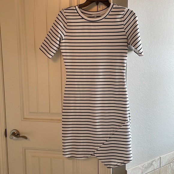 Asymmetrical hem dress - Picture 1 of 3